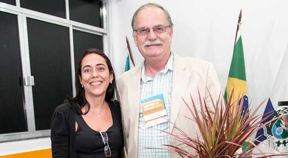 Fernanda Gusmão, do Cond. Bauhaus, com o presidente Alberto Machado Soares