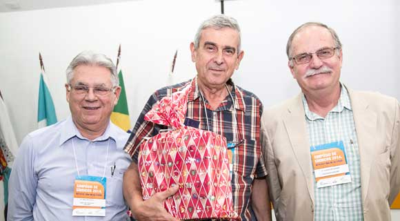 Paulo Maurício, do Cond, Vilage das Amendoeiras, ladeado por Nestor Porto e Alberto Machado