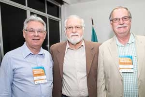 Natan Chiper, da Fecomércio-RJ, ladeado por Nestor Porto e Alberto Machado Soares