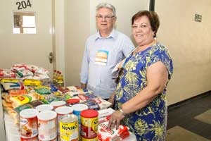 Os diretores do SinCond, Nestor Porto e Marly Barrozo, com os alimentos arrecadados