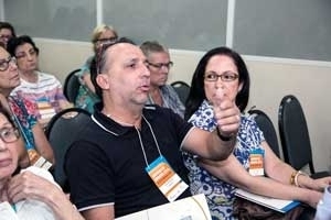 Guilhermino Albano, do Condomínio do Edifício Icaraí, tira suas dúvidas durante o Simpósio