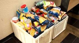 Alimentos doados enchem o container